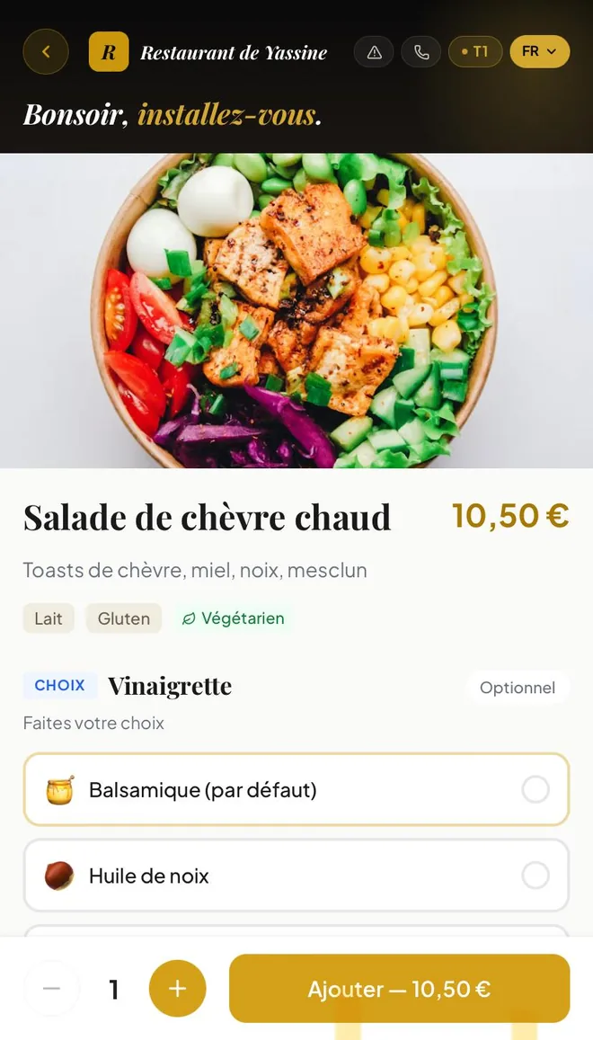 La fiche du plat porte ses allergènes et ses options. Il choisit sa vinaigrette, personne ne monte à la table pour ça.