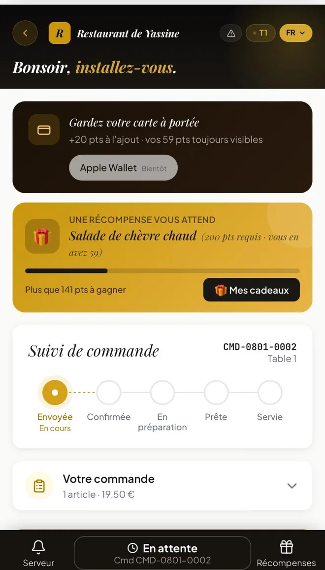 Sa commande avance sous ses yeux, de la cuisine à la table — et sa prochaine récompense l’attend juste au-dessus.